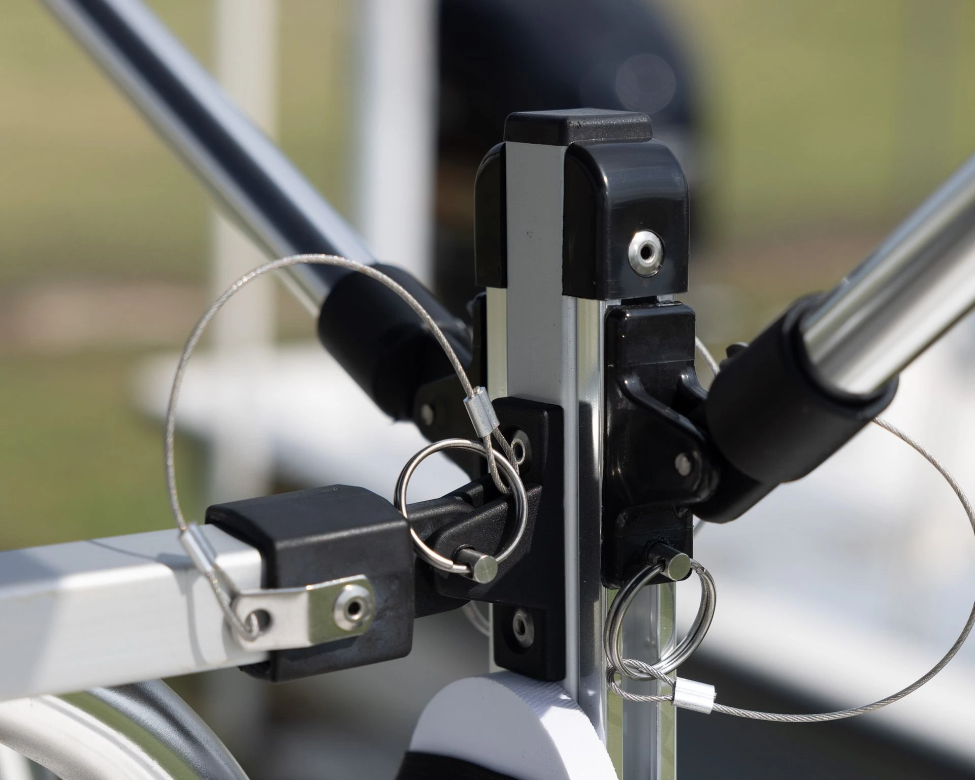 Quick-release pins and fittings on the Bimini T™ frame